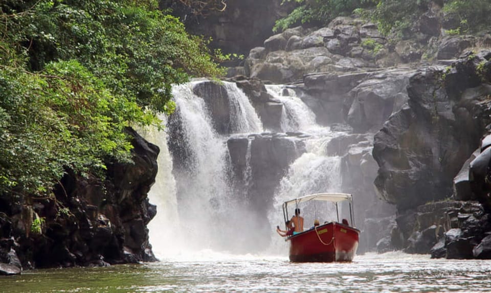 Catamaran approaching famous GRSE waterfall, a scenic detour in Île aux Cerfs tour